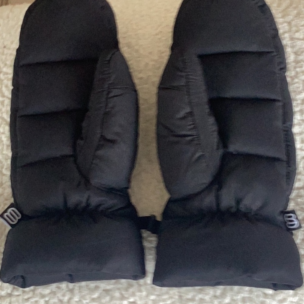 Aritzia Black Mittens - Picture 2 of 5